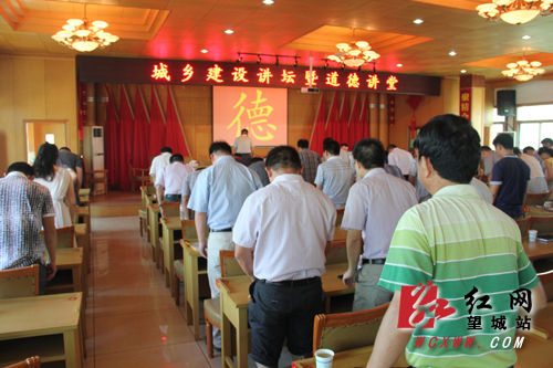 行一份大禮，活動(dòng)上，大家向德字鞠躬。解巾英 攝