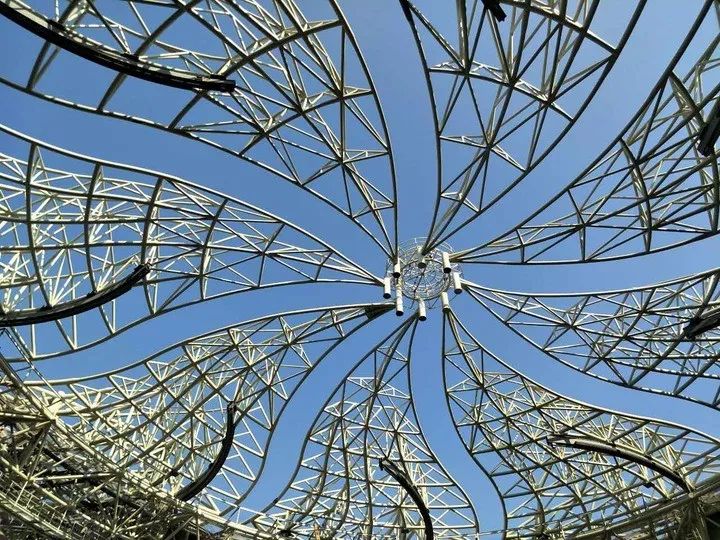 耗資11億、重達1280噸、40米高空上的“蓮花”建筑開花了！網友：撲面而來的中國風！