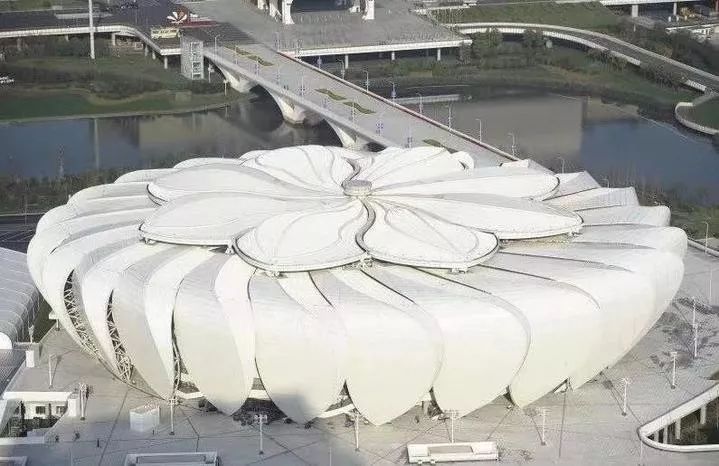 耗資11億、重達1280噸、40米高空上的“蓮花”建筑開花了！網友：撲面而來的中國風！